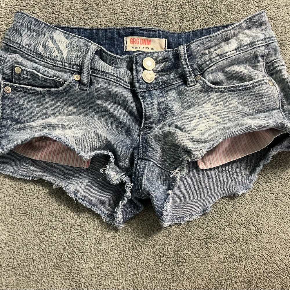 Women’s garage 00 jean shorts with pink and white detail pockets